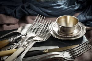 Objets anciens sans poinçon : comment savoir s’ils contiennent de l’argent