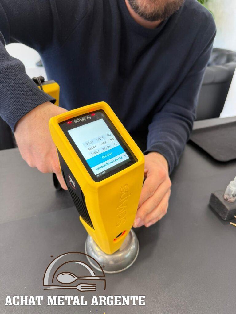 Nous utilisons des spectromètres permettant d’identifier précisément la composition des alliages, sans détériorer les objets. Ces équipements sont calibrés et utilisés selon des standards professionnels, garantissant des mesures fiables, vérifiables et reproductibles.