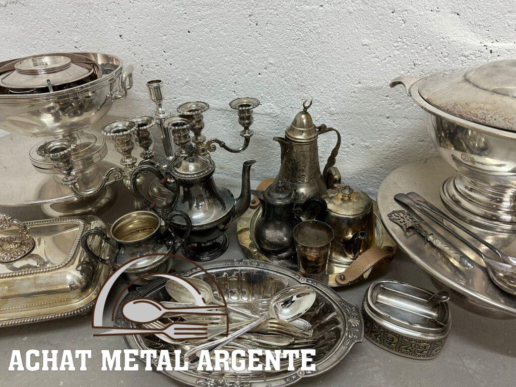 Nous procédons à une première identification visuelle : type d’objet (couverts, objets de forme, décoratifs…) état général présence de poinçons Les objets sont ensuite triés par catégorie pour affiner l’analyse.