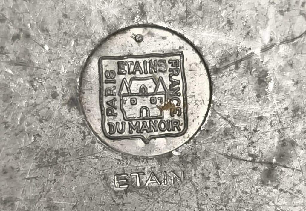 Poinçon Étains du Manoir Paris France gravé sous un objet en étain ancien