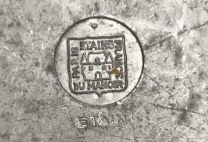 Étains du Manoir : reconnaître le poinçon et estimer vos objets en étain